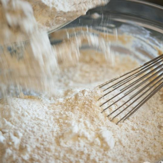 1. Этап. Английская домашняя булочка: Затем, добавьте оставшуюся муки и остальные ингредиенты.