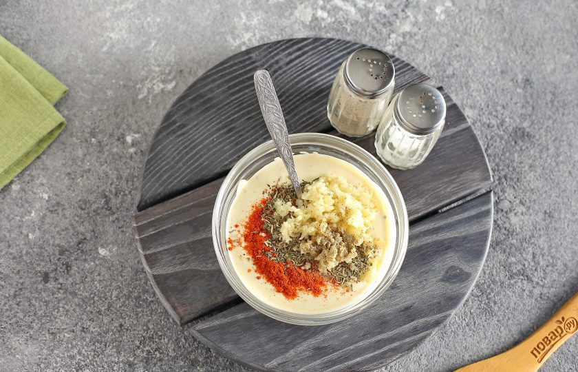 1. Этап. Маринад для шампиньонов на мангале: Добавьте давленый чеснок, соль и специи по вкусу.