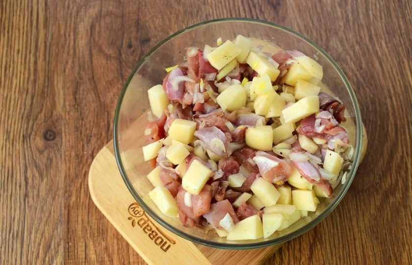 1. Этап. Сочный элеш с курицей: Мясо нарежьте средними кусочками по 2х2 см. Картофель - 1,5х1,5 см. Лук измельчите. Добавьте соль и перец по вкусу, перемешайте.