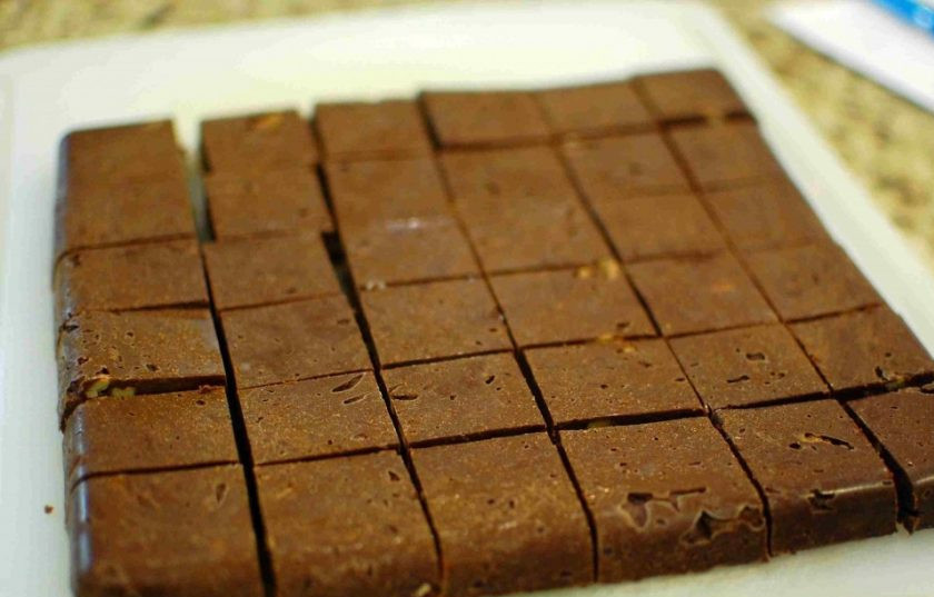 1. Этап. Шоколадно-ореховые конфеты: 5. Переложите остывшую и сформировавшуюся смесь из формы на доску и нарежьте кусочками. Готовые конфеты переложите в контейнер или подавайте сразу.