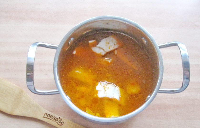 1. Этап. Солянка из судака: Выложите отварной судак в кастрюлю. Проварите 5-6 минут на небольшом огне и выключайте.