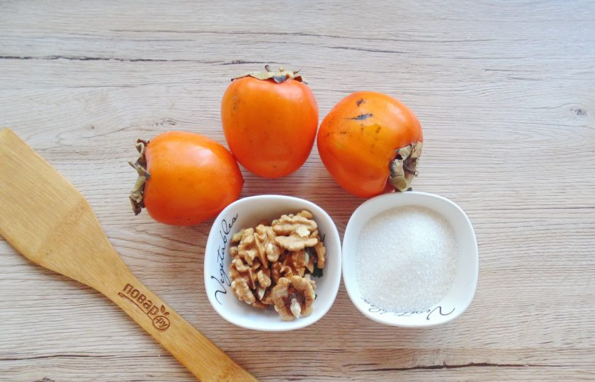 1. Этап. Варенье из хурмы с орехами: Подготовьте ингредиенты для приготовления варенья из хурмы с орехами.