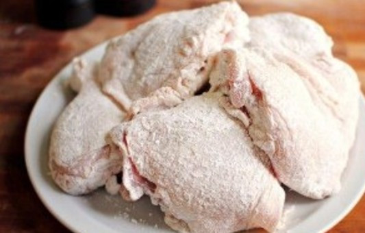 1. Этап. Курица кусочками в духовке: 1. Предлагаю классический рецепт курицы кусочками в духовке. Я брала куриные бедра, но вы можете взять и другие части.