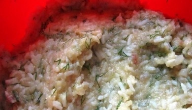 1. Этап. Рыбные котлеты из тилапии: Укроп помойте и мелко нашинкуйте. Добавьте его к фаршу. Хорошо перемешайте. Посолите.