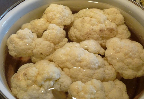 1. Этап. Цветная капуста под соусом Бешамель: 1. Капусту делим на соцветия, отварим в подсоленном кипятке. Примерно 10 минут, не больше, она не должна разваливаться. Выкладываем на дно формы для запекания.