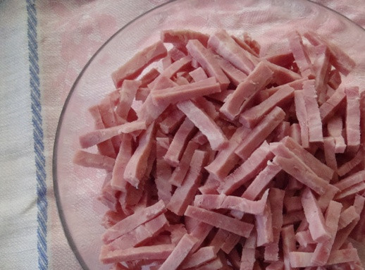 1. Этап. Салат с консервированными ананасами: Ветчину нарежьте соломкой.