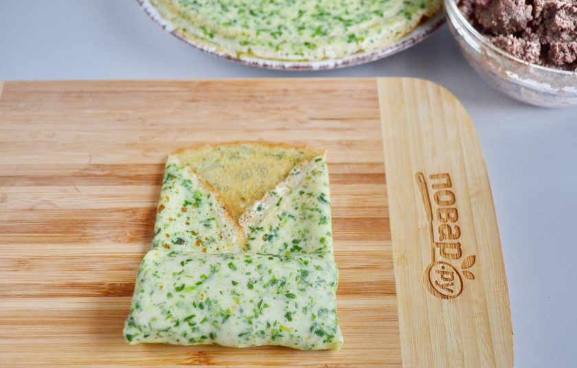 1. Этап. Шпинатные блины с печенью: Сверните блинчик рулетиком.