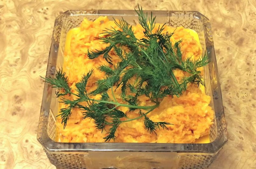 1. Этап. Морковный салат с чесноком, яблоками и майонезом: 3. Хорошо перемешайте и посолите. Подавайте, украсив зеленью. Приятного аппетита!