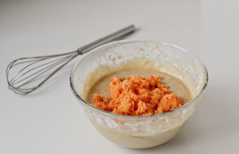 1. Этап. Постный морковный торт: Добавьте в тесто тертую морковь, перемешайте до однородной консистенции.