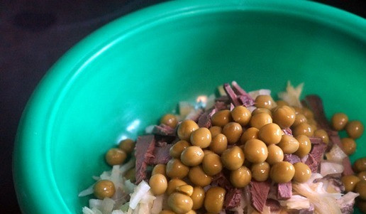 1. Этап. Салат с говяжьим сердцем и маринованными овощами: Все смешать, добавить зеленый горошек.