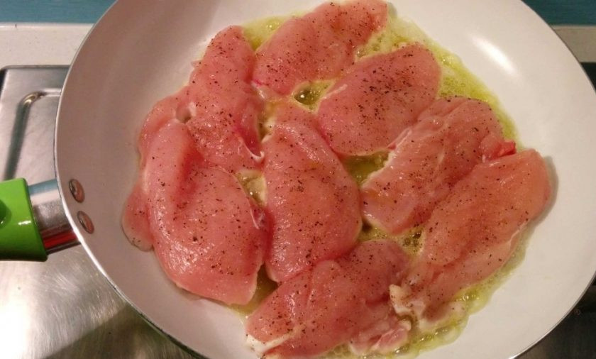 1. Этап. Курица с инжиром: 3. Хорошенько разогрейте оливковое масло, выложите на разогретую поверхность курицу.