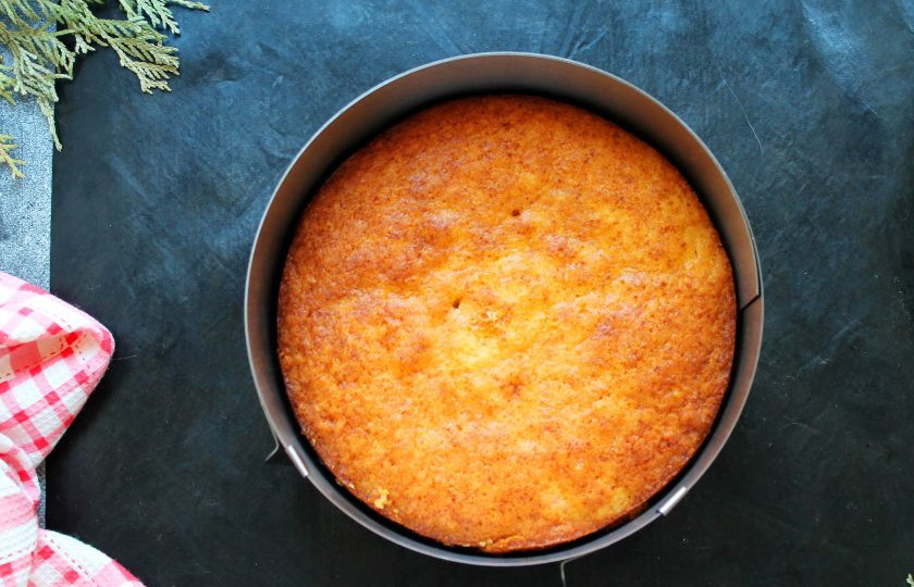 1. Этап. Бисквит с тыквой: Разъемную форму диаметром 24 сантиметра смажьте растительным маслом, установите на противень и переложите в нее тесто. Разровняйте верх бисквита и поставьте в горячую духовку. Выпекайте бисквит при температуре 180 градусов в течение 35-45 минут, до готовности.