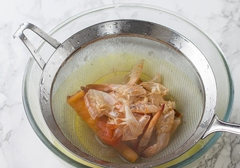 1. Этап. Рис с морепродуктами: Готовый бульон процедим, удалив панцири и головы.