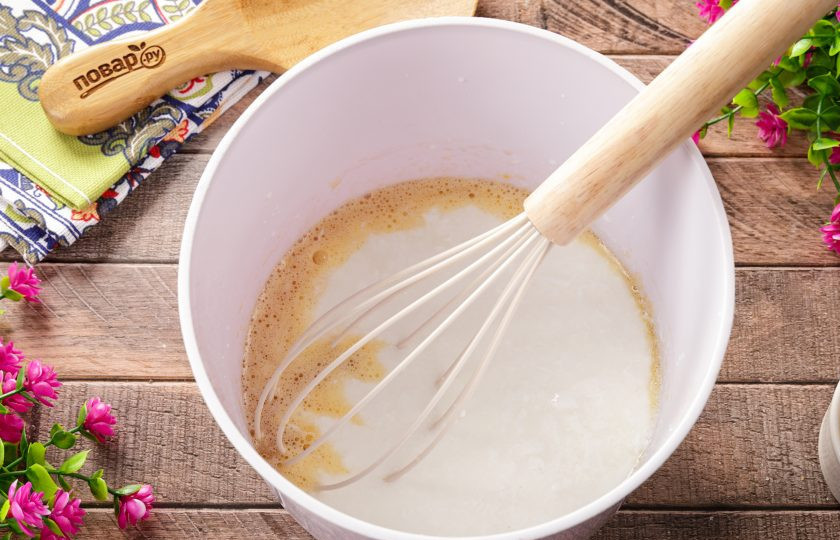 1. Этап. Блины на простокваше: Добавьте простоквашу и перемешайте.