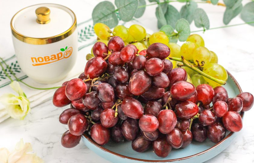 1. Этап. Рецепт вина из винограда в домашних условиях: Подготовьте указанные продукты. Виноград мыть не нужно, так как именно дрожжи на поверхности ягод и обеспечивают процесс брожения.