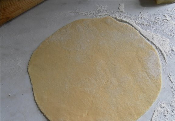 1. Этап. Наполеон на сковороде: 2. Раскатываем тонкие коржи из каждого кусочка.