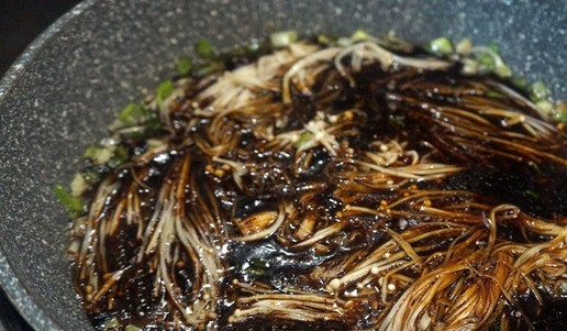 1. Этап. Грибы эноки: Влить соус. Тушить в соусе на среднем огне 10 минут.