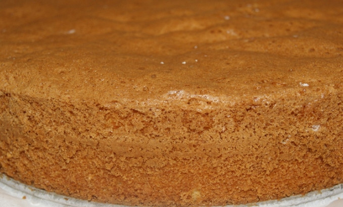 1. Этап. Генуэзский бисквит: Готовый бисквит нужно остудить, а затем извлечь из формы.