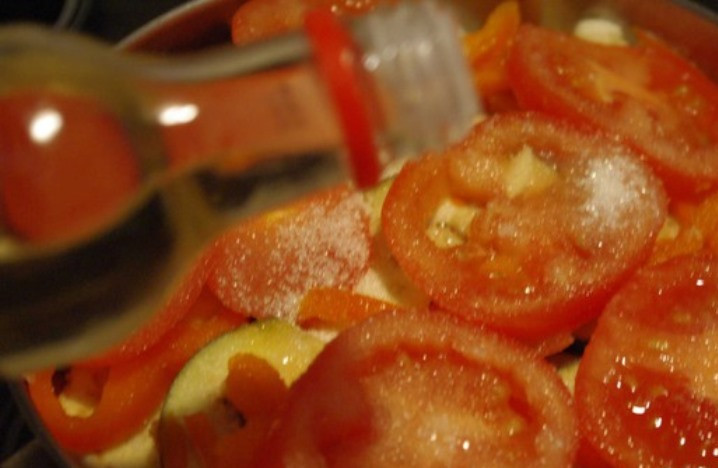 1. Этап. Гарнир к куриным котлетам: Влейте немного рисового уксуса. Это необязательный ингредиент, если вы не любите уксус – можно не добавлять.