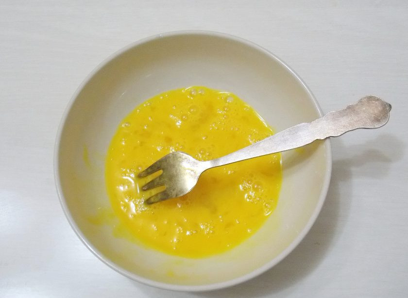 1. Этап. Медово-песочный торт: Яйцо разбейте в миску и перемешайте вилкой.