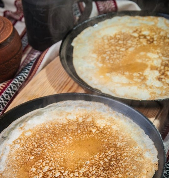 1. Этап. Кефирные блины: 5. Жарим кефирные блины на хорошо разогретой сковороде с обеих сторон до румяного цвета.