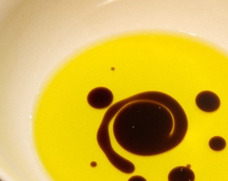 1. Этап. Салат гусарский с говядиной: Смешайте для заправки оливковое масло и гранатовый соус. Положите на тарелку несколько листиков рукколы, на неё фасоль и чечевицу. Сверху разложите ломтики говядины, половинки помидор черри, посыпьте фисташками. Полейте заправкой и подавайте на стол.