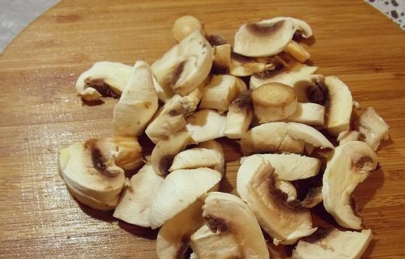 1. Этап. Фаршированный перец в сметанном соусе: 9. Фаршированный перец в сметанном соусе в домашних условиях можно также дополнить грибами. Их нужно вымыть, почистить и нарезать небольшими ломтиками.