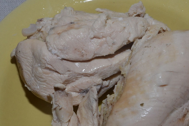 1. Этап. Рулет из лаваша с грудкой: Куриную грудку отварите до готовности в кипящей подсоленной воде. Когда курица остынет, разделите ее на кусочки.