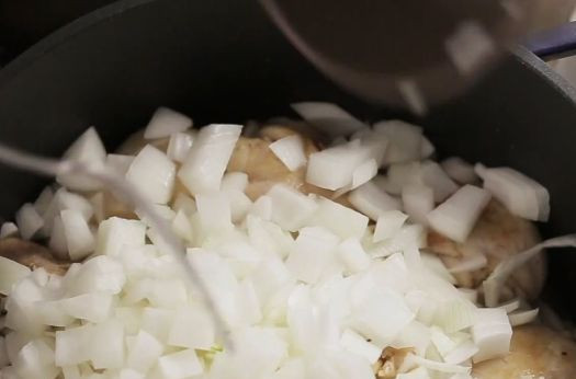1. Этап. Рагу под соусом: 2. Через несколько минут отправляем к курице лук, жарим до золотистой корочки.