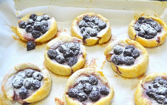 1. Этап. Гнезда из слоеного теста: 9. Готовые гнезда остудите немного и по желанию присыпьте сахарной пудрой.