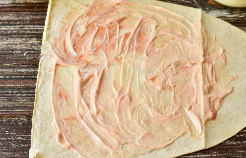 1. Этап. Шаурма с ветчиной: Разрежьте лаваш пополам. Смажьте майонезом и кетчупом.