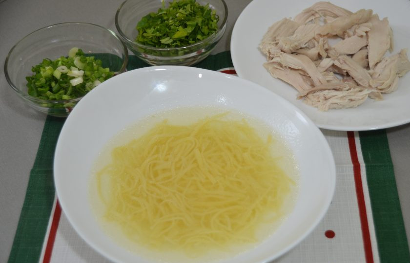 1. Этап. Суп с лапшой по-татарски: Наливайте суп с лапшой, подавайте к нему мясо и зелень.