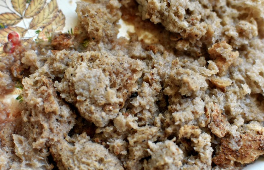 1. Этап. Котлеты с цельнозерновым хлебом: Черствый хлеб из цельной муки, обрезав корочки, залейте холодной водой. Через пару минут слегка отожмите и добавьте в фарш. Хорошо промните фарш и несколько раз отбейте.