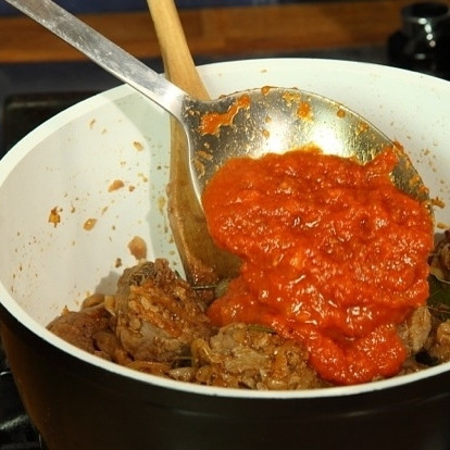 1. Этап. Гуляш из говядины с томатной пастой: Спустя пару минут добавляем томатную пасту и немного воды. Готовим на медленном огне примерно 50 минут (если соус будет слишком густым - подливайте воду). За это время говядина дойдет до готовности.