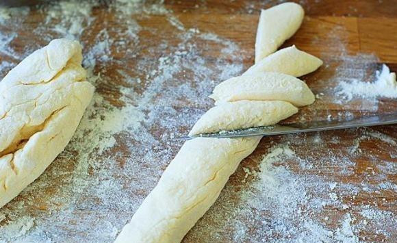 1. Этап. Ленивые вареники с сыром: Из теста скатайте колбаску, катайте его в муке, так оно не будет приставать к пальцам. Для красоты нарезайте колбаску 