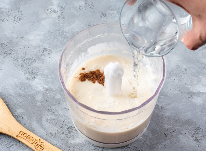 1. Этап. Банановый ласси: Затем добавьте мускатный орех и ледяную воду. Взбейте.