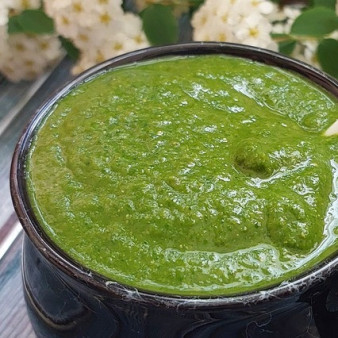 Шпинатный смузи с абрикосом и манго