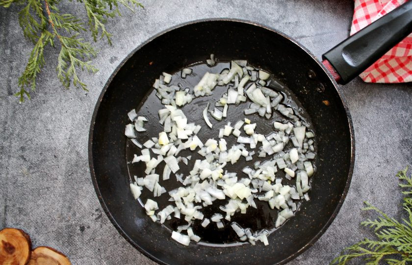 1. Этап. Мясная лазанья с грибами и соусом Бешамель: В сковороду налейте растительное масло, выложите мелко нарезанный репчатый лук и обжарьте в течение 2 минут.