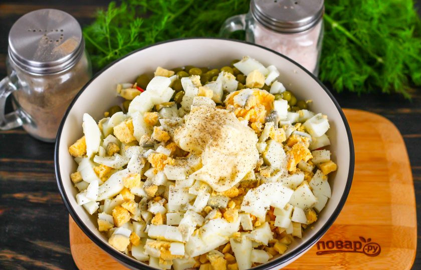 1. Этап. Салат с сыром косичка и крабовыми палочками: Отварные куриные яйца нарежьте мелким кубиком, всыпьте нарезку в емкость. Выложите майонез любой жирности, посолите и поперчите блюдо, аккуратно перемешайте.