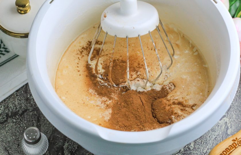 1. Этап. Шоколадный торт с кремом из вареной сгущенки: Добавьте какао-порошок и пшеничную муку по частям, вмешивая их в массу, но не взбивая. От насыщенности цвета какао и будет зависеть цвет испеченного бисквита.