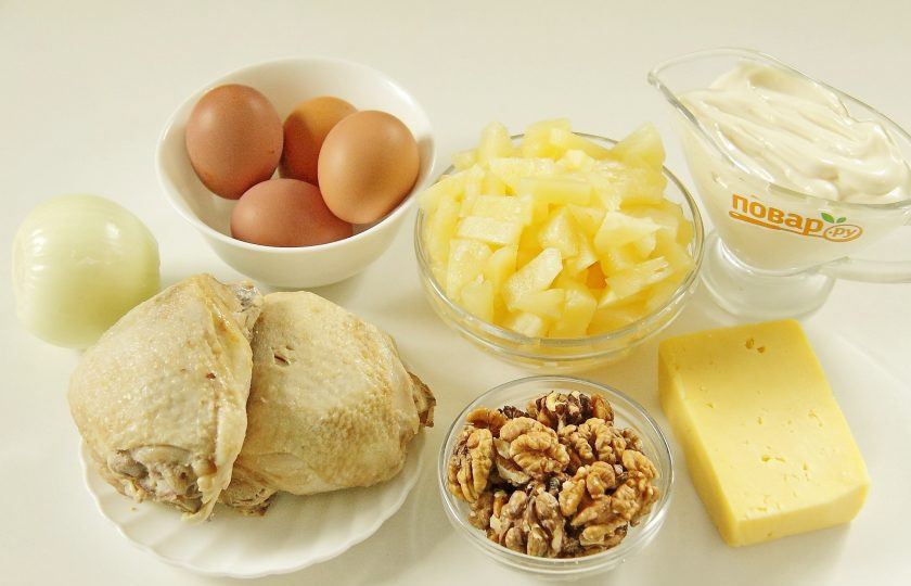 1. Этап. Салат Ананас: 1. Подготовьте все ингредиенты. Отварите заранее курицу и яйца до готовности. Остудите.