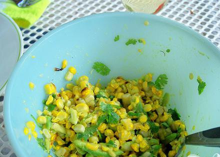 1. Этап. Корзинки Вон Тон: 3. Все ингредиенты, кроме сметаны и веточек кинзы, смешайте.