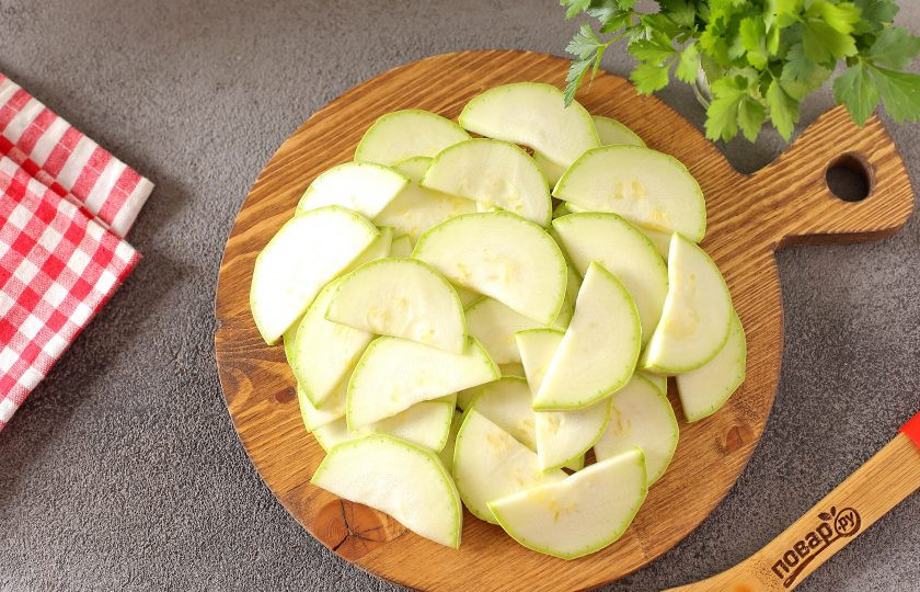 1. Этап. Кабачки Хризантема на зиму: Если кабачки небольшие, нарежьте их кружочками. Если покрупнее, то каждый кружок еще на 2-4 части.