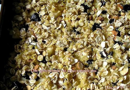 1. Этап. Яблочно-банановый крамбл: Равномерно посыпьте подготовленными мятными хлопьями. По желанию сбрызните сверху растительным маслом.