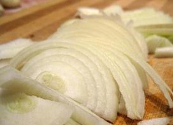 1. Этап. Курица с фасолью и грибами: Лук почистите, нашинкуйте полукольцами. Обжарьте его в масле до прозрачности.