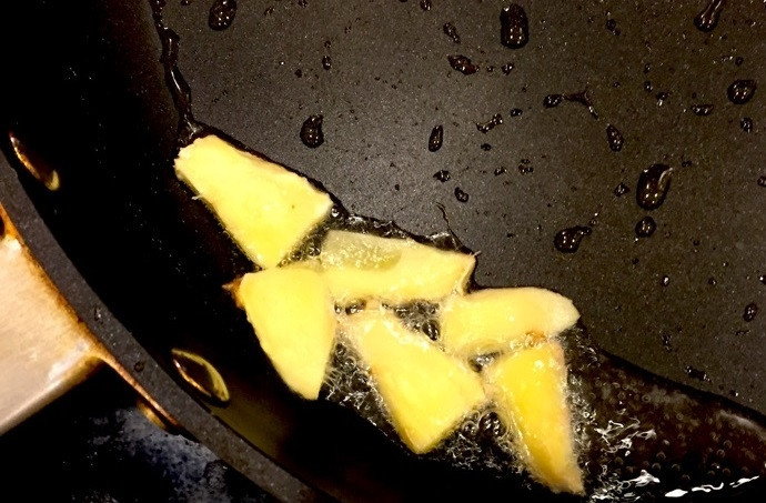 1. Этап. Куриные крылышки с Coca-Cola: 6. Разогрейте сковороду с каплей растительного масла, обжарьте имбирь в течение 30 секунд, затем уберите его со сковороды.