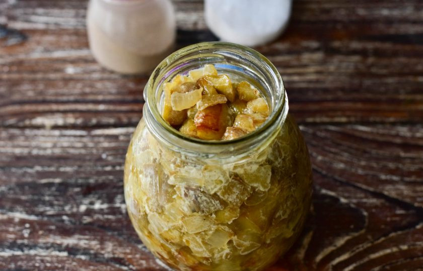 1. Этап. Икра из баклажанов с майонезом на зиму: Выложите ее в чистую стеклянную банку объемом 200 мл.