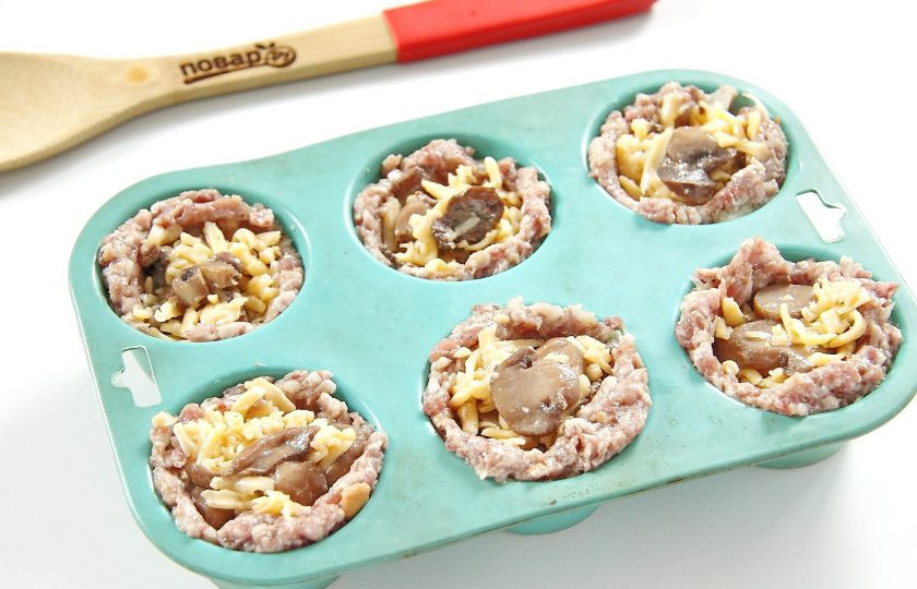 1. Этап. Мясные кексы: Положите грибы с сыром в углубления в фарше.