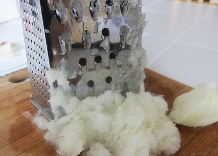 1. Этап. Котлеты из овсяных хлопьев: Тем временем мы очищаем лук от шелухи и натираем его на мелкой терке, тем он быстрее прожарится.