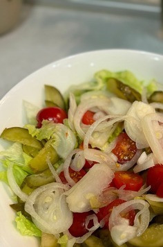 1. Этап. Салат Биг Мак: Отправить овощи в салатник